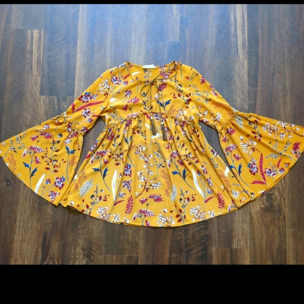 Peach Love California SZ S Floral Flare Sleeve Top